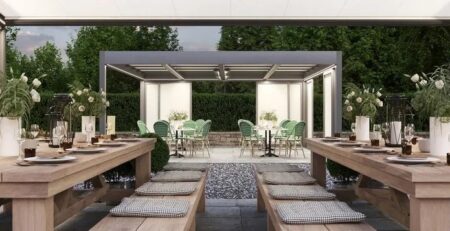 freestanding-awning-mx-pergola-and-mx-striking-with-led-lines-with-cream-colored-fabric-and-anthracite-colored-frame-over-several-groups-of-tables-in-an-inn